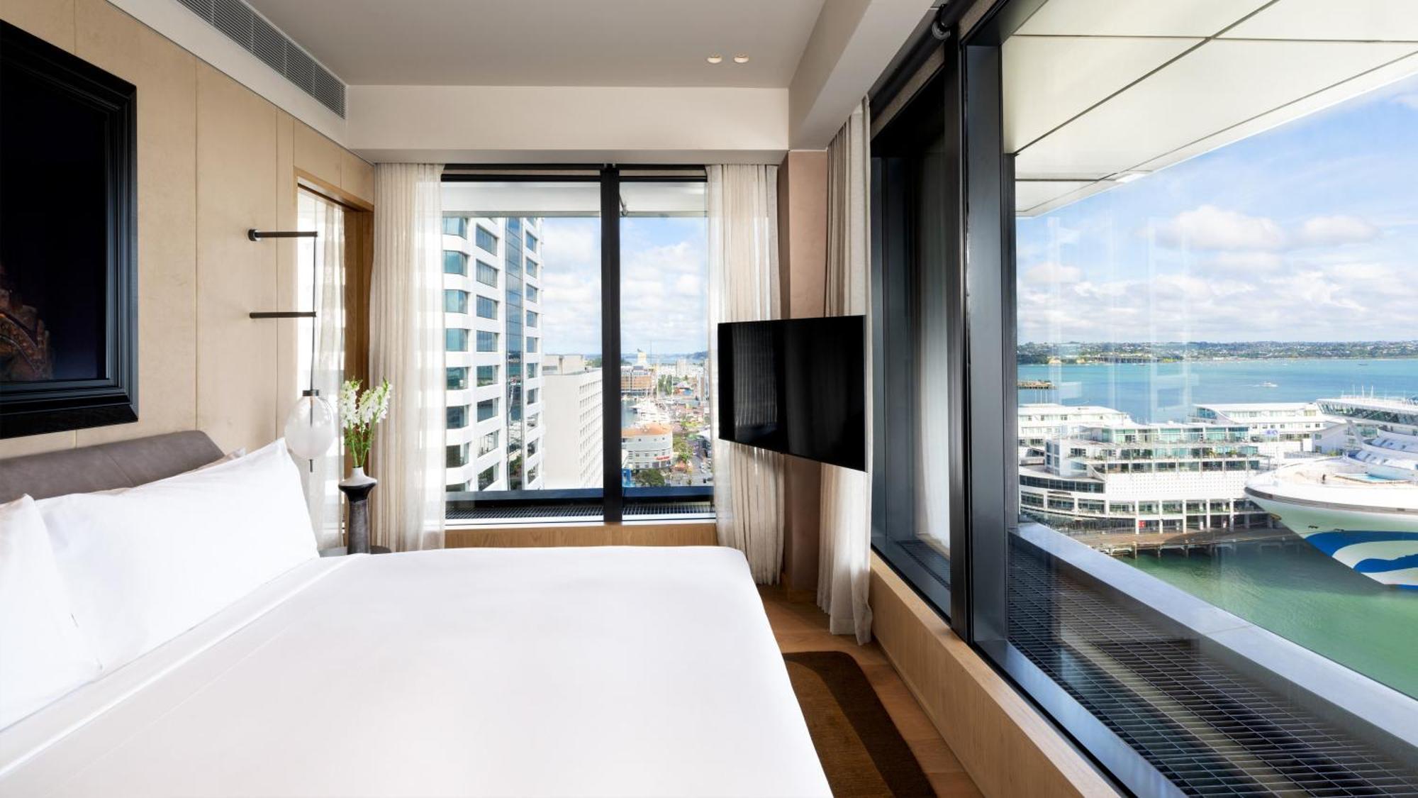 One-Bedroom Suite with Harbour View - Club Lounge Access