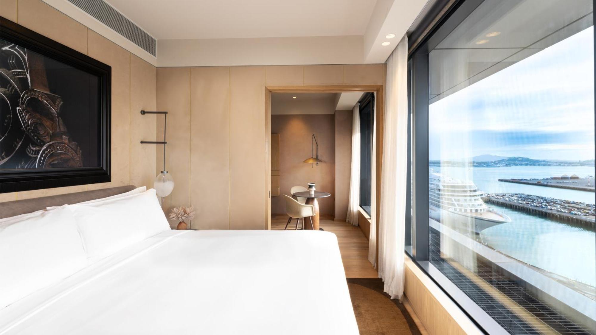 One-Bedroom Suite with City View - Club Lounge Access
