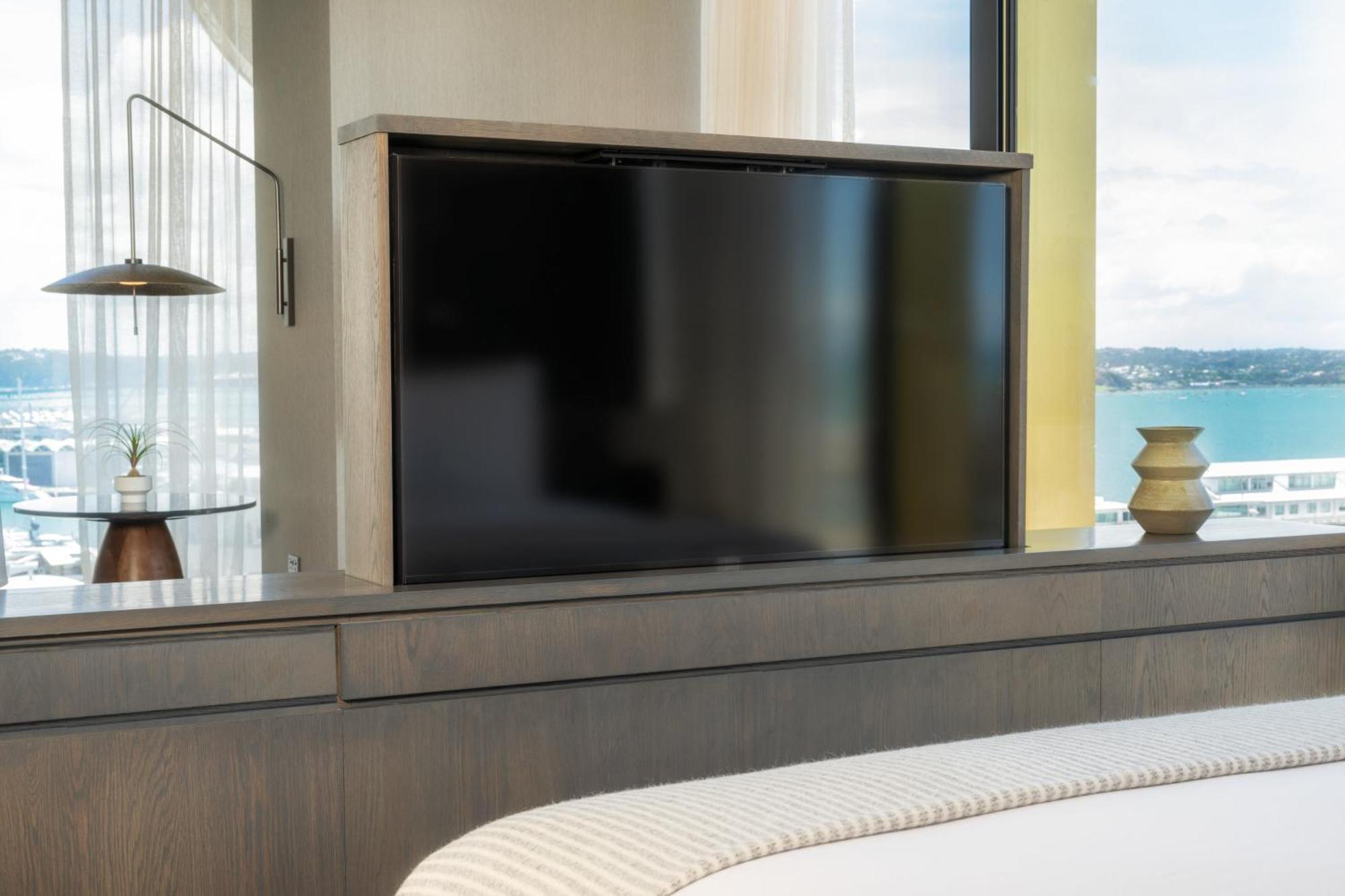 Junior King Suite with Harbour View - Club Lounge Access