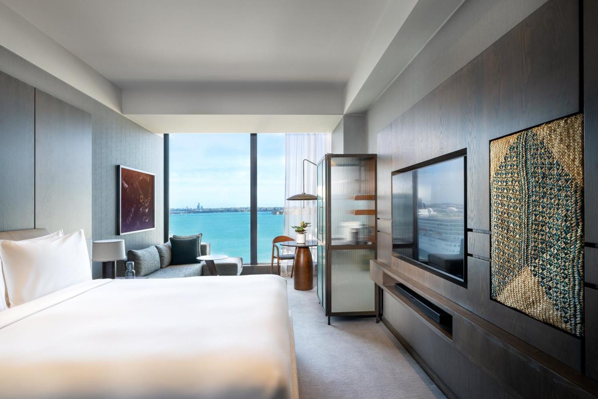 Classic King Room with Harbour View - Club Lounge Access
