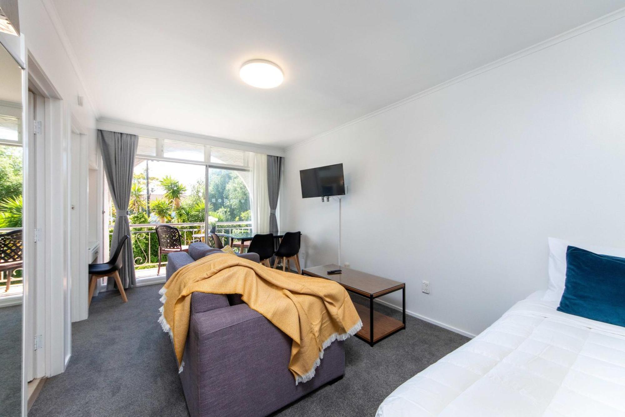 Zimmer mit Queensize-Bett und Balkon