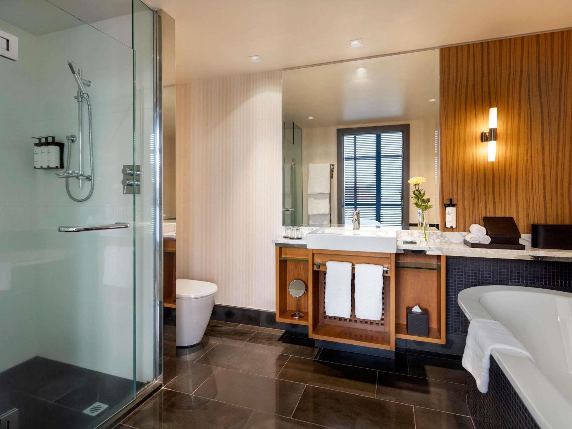 Deluxe Suite with Club Access