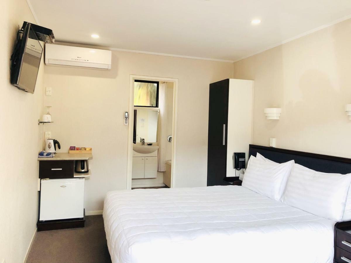 Executive Studio with Bathtub