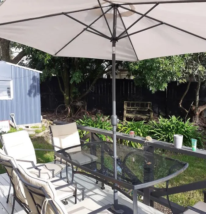 Kiwi Hosts Backpackers-1