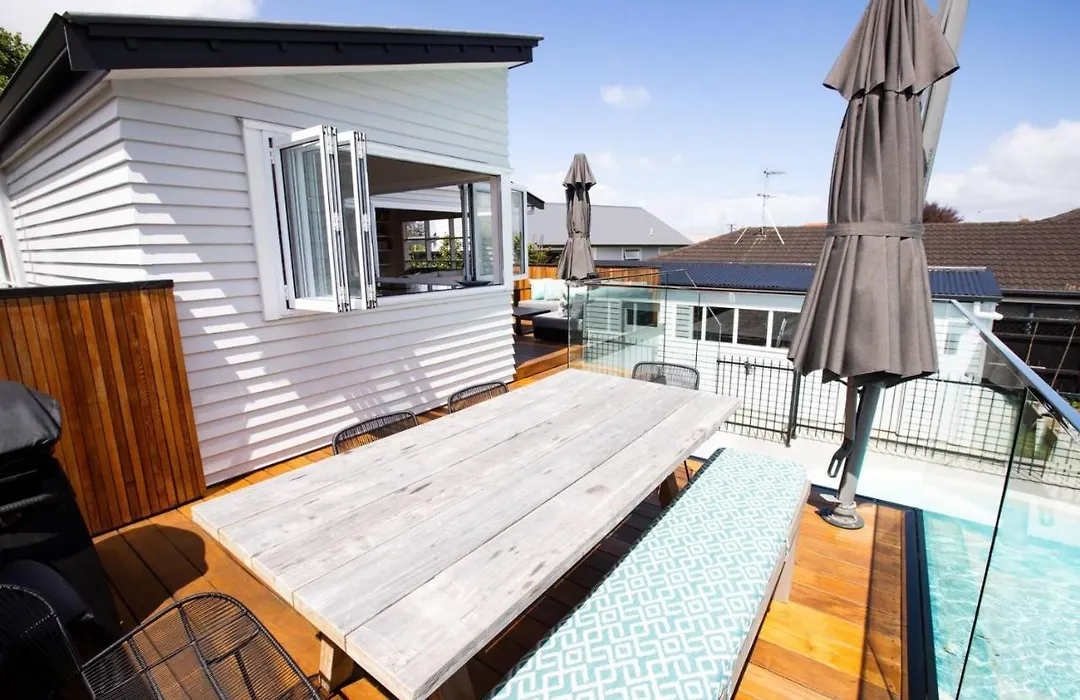 Gorgeous Family Retreat In Meadowbank With Pool-1