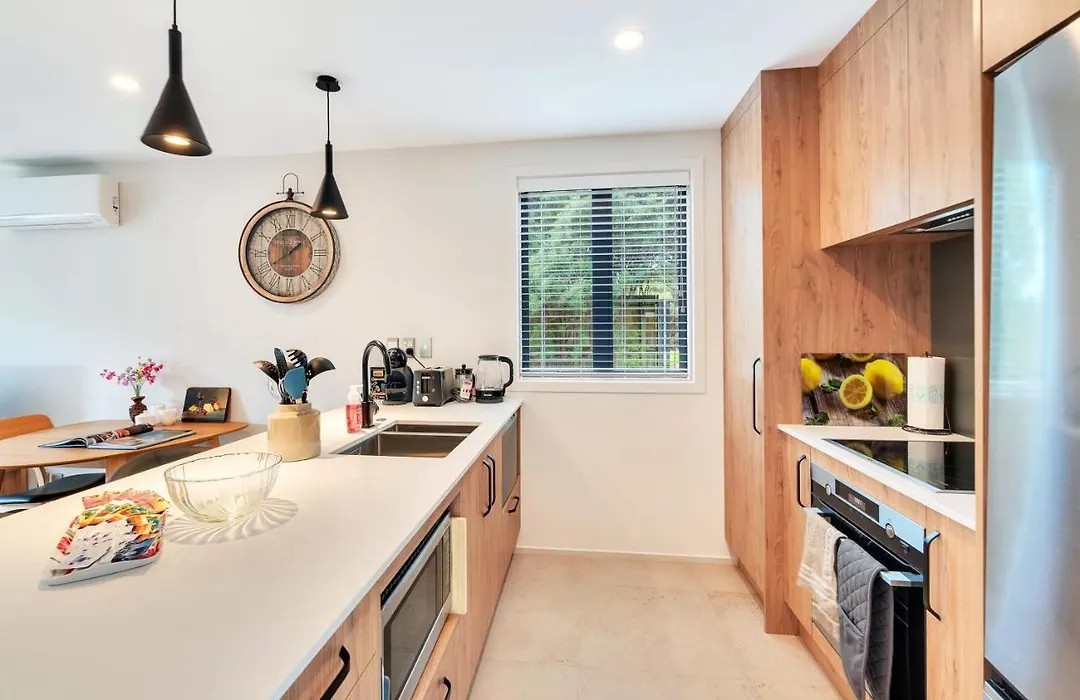 Greenwich Townhouse With Parking And Air-Con-1