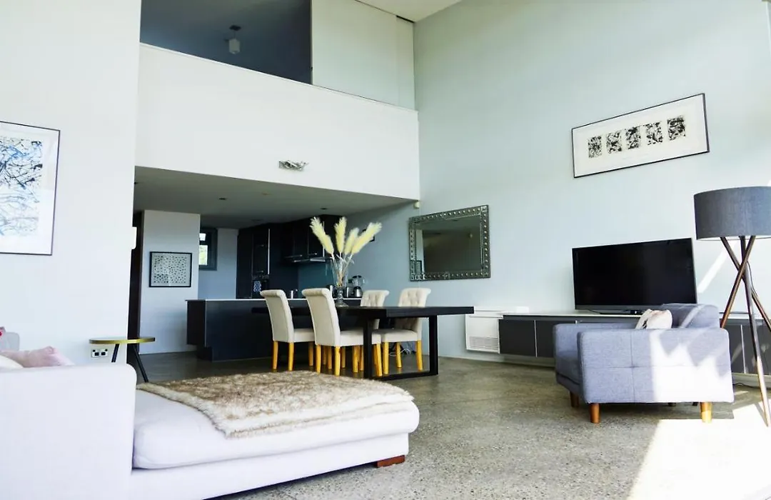 City Fringe Apartment With Sky Tower And City Views-1