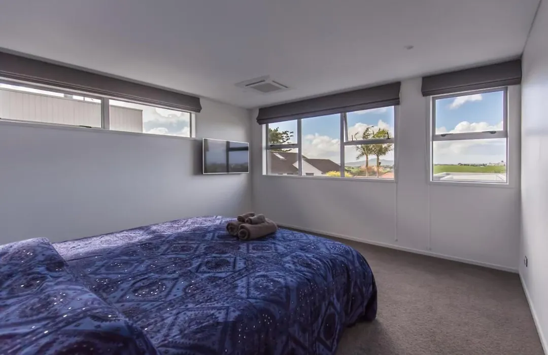 Spacious High Spec Executive Home Garage!-1
