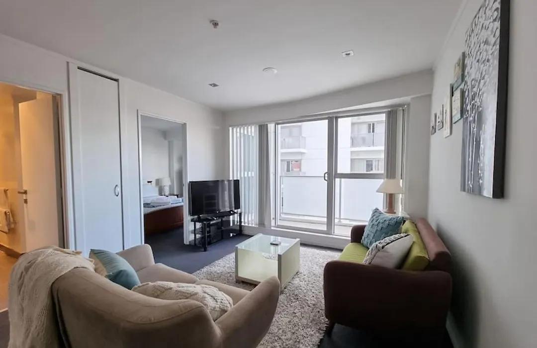 Spacious 2Br Cbd Apartment With Balcony And Kitchen-1