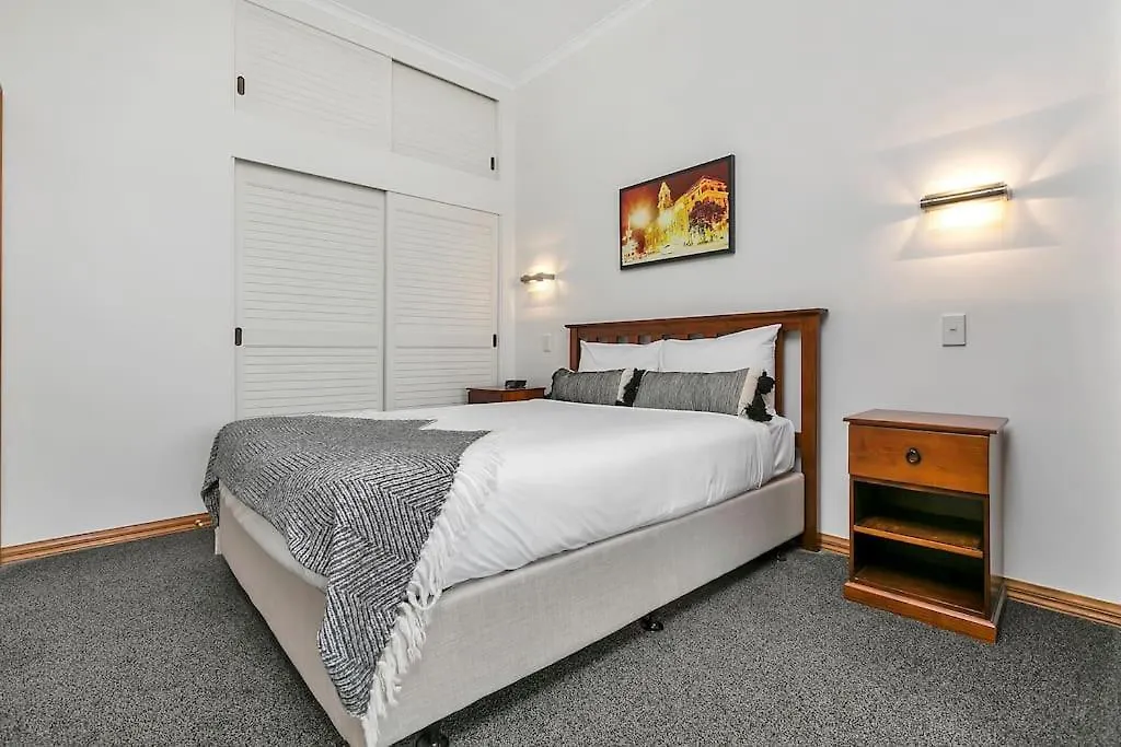Spacious One Bedroom Apartment On Princes Wharf-1