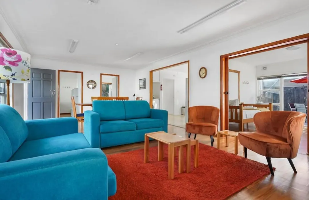 Cheerful 3 - Bedroom Home With Free Parking-1