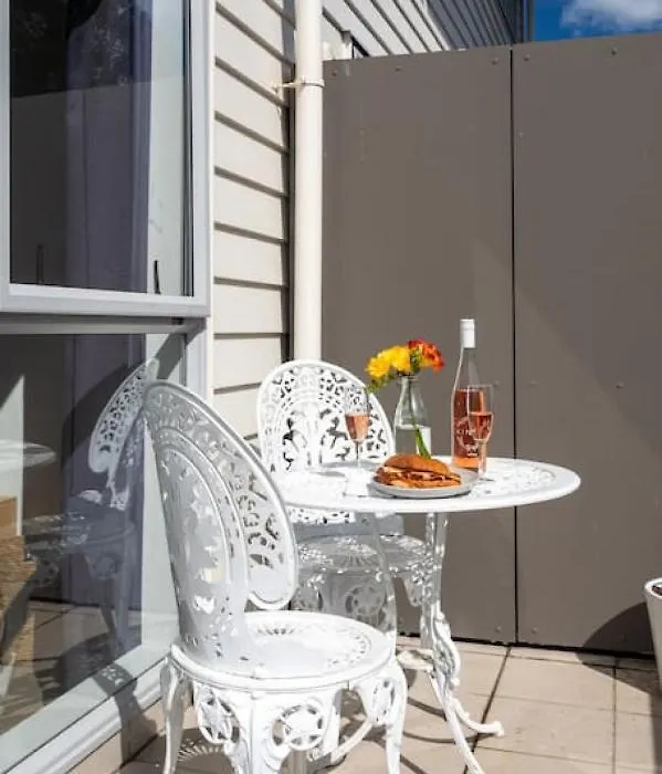Sunny Pied A Terre W Courtyard Study And Carpark-1
