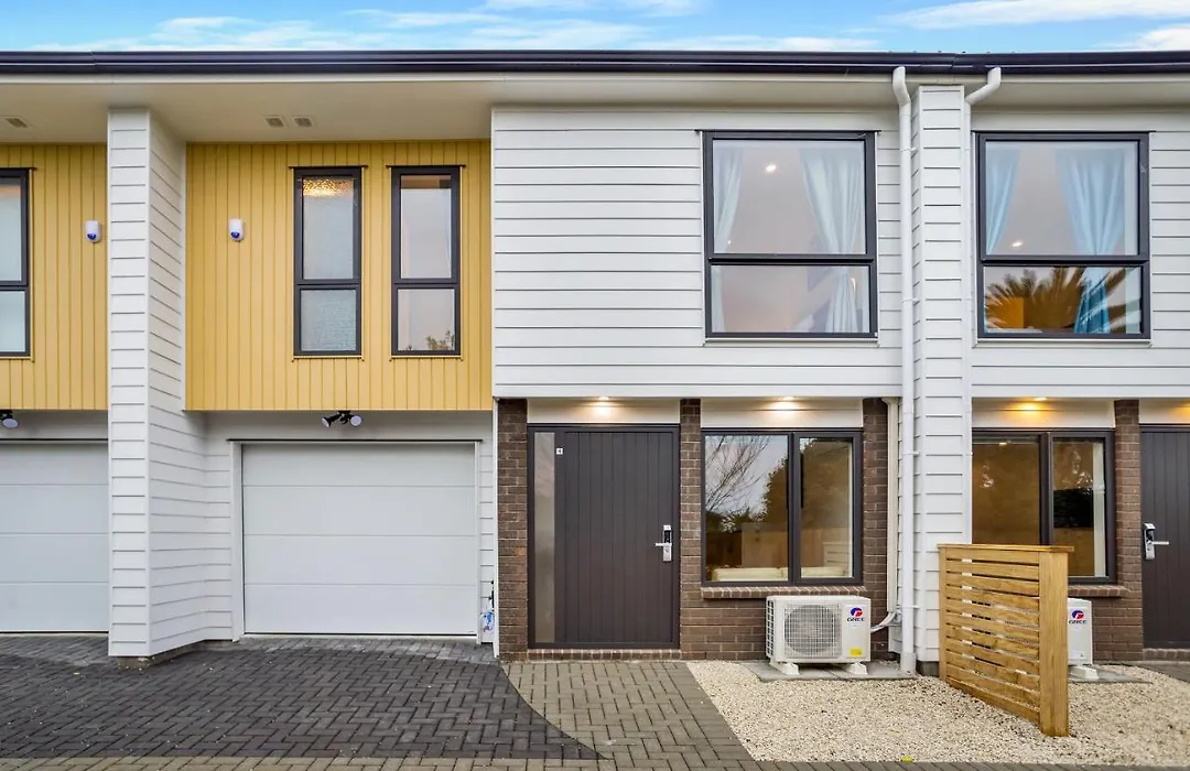 Wonderful Three Bedroom With Garage-1