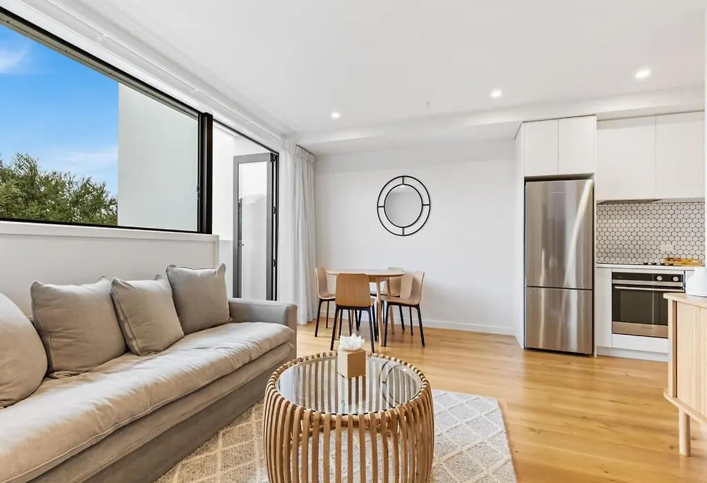 Convenient Modern 2-Bedroom Unit With Free Parking-1