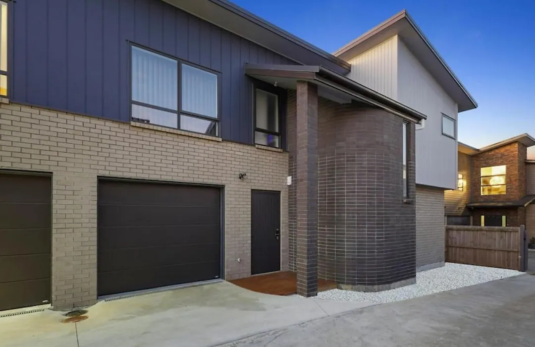 Stunning New Luxury Home - Close To Airport - Wifi-1