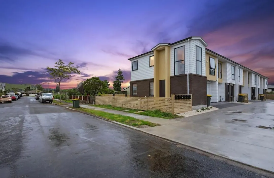 Venture Heights Townhouse With Parking And Patio-1