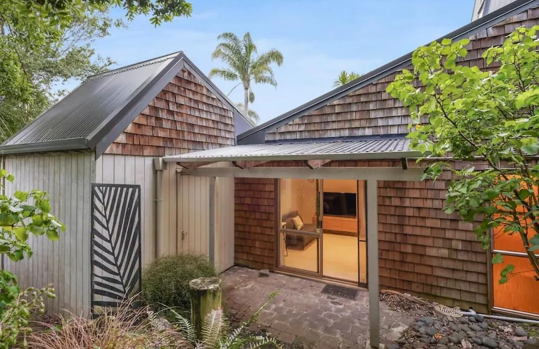Getaway Pad With Garden And Courtyard-1