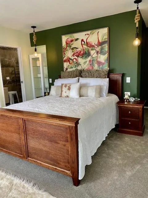 Deluxe Queen Room With Ensuite-1