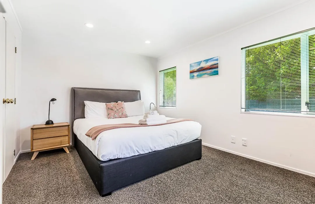 Private And Sunny 3-Bedroom Home With Parking-1