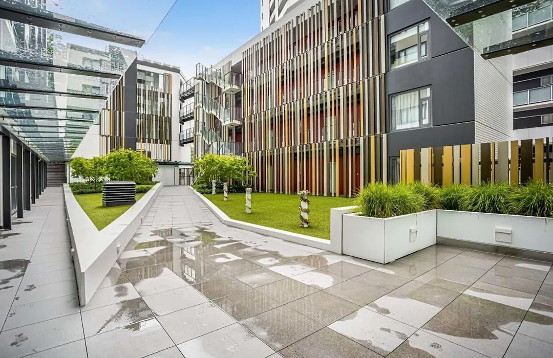 Cosy Two Bedroom Apartment With Balcony Pool And Gym-1