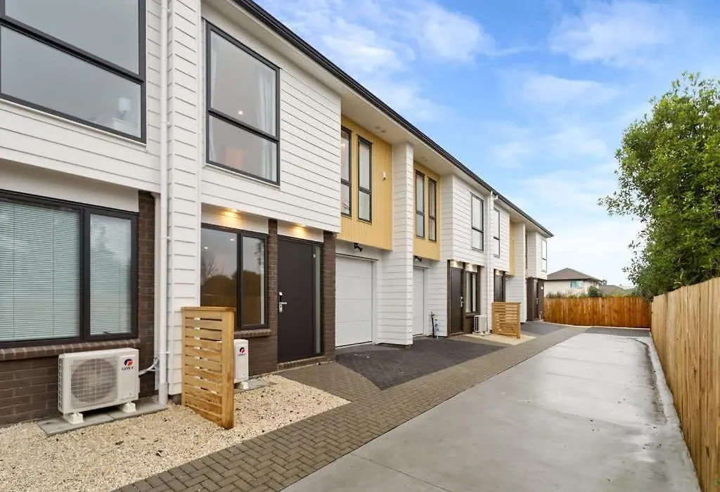 Cheerful Three Bedroom Townhouse With Parking-1