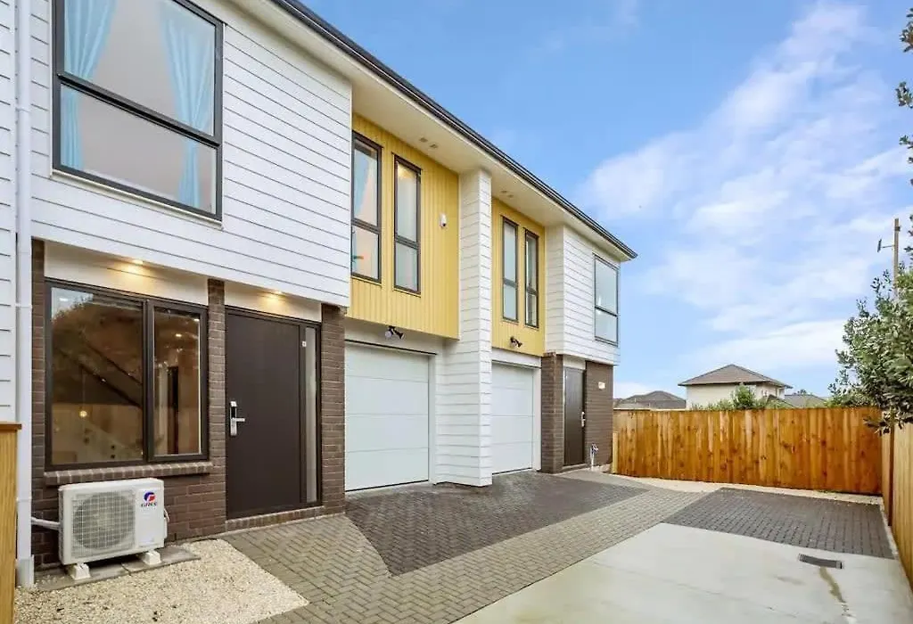 Stunning Three Bedroom Townhouse With Free Parking-1