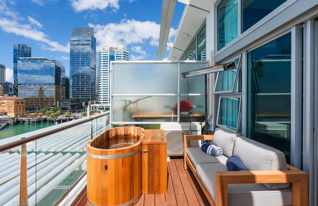 Penthouse Apartment With Stunning Harbour Views-1