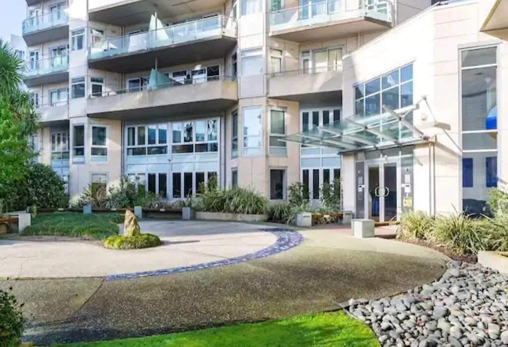 Spacious Home With Balcony Parking Zodiak Stays-1