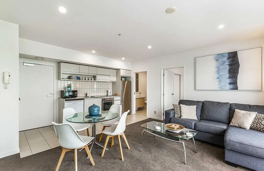 Beautiful 2Br - Pool, Gym & Parking Zodiak Stays-1