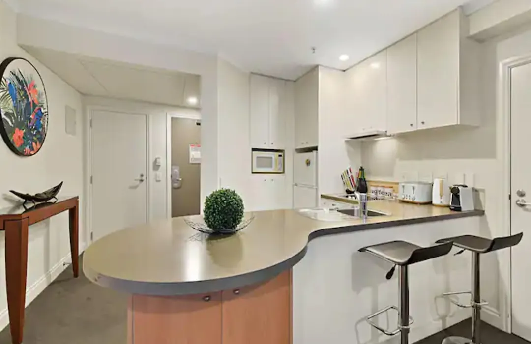 Spacious Retreat On Queen Street With Gym And Pool-1
