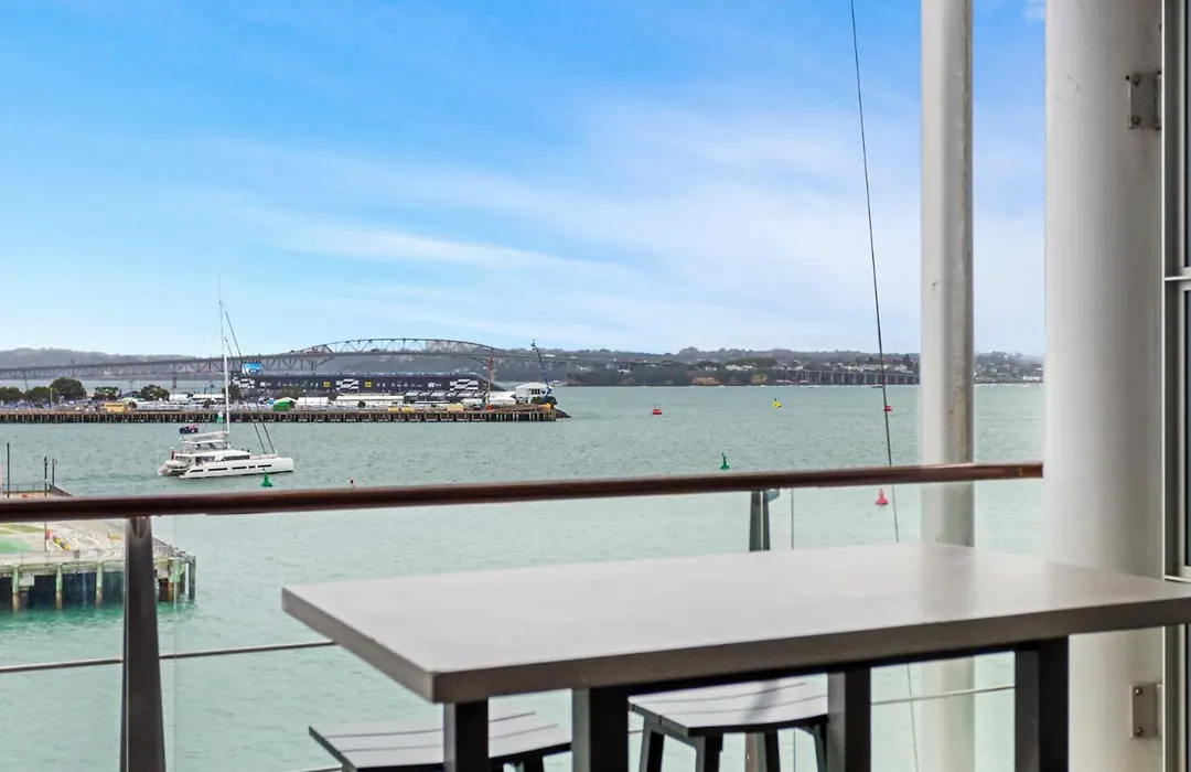 Qv Stays Elegant Modern Apartment With Water Views-1