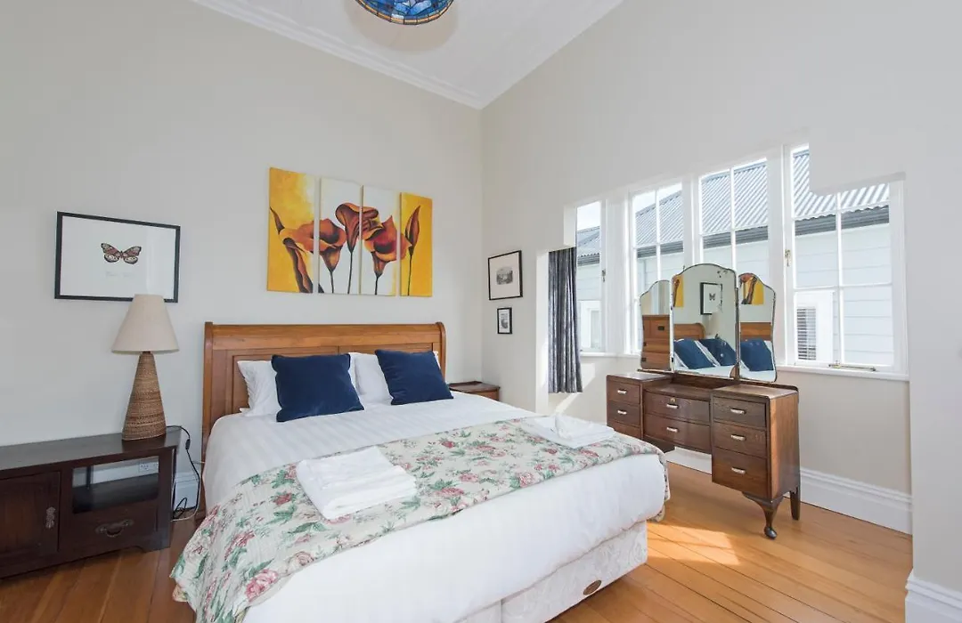 Large Spacious Family Home,Close Devonport&Beaches-1