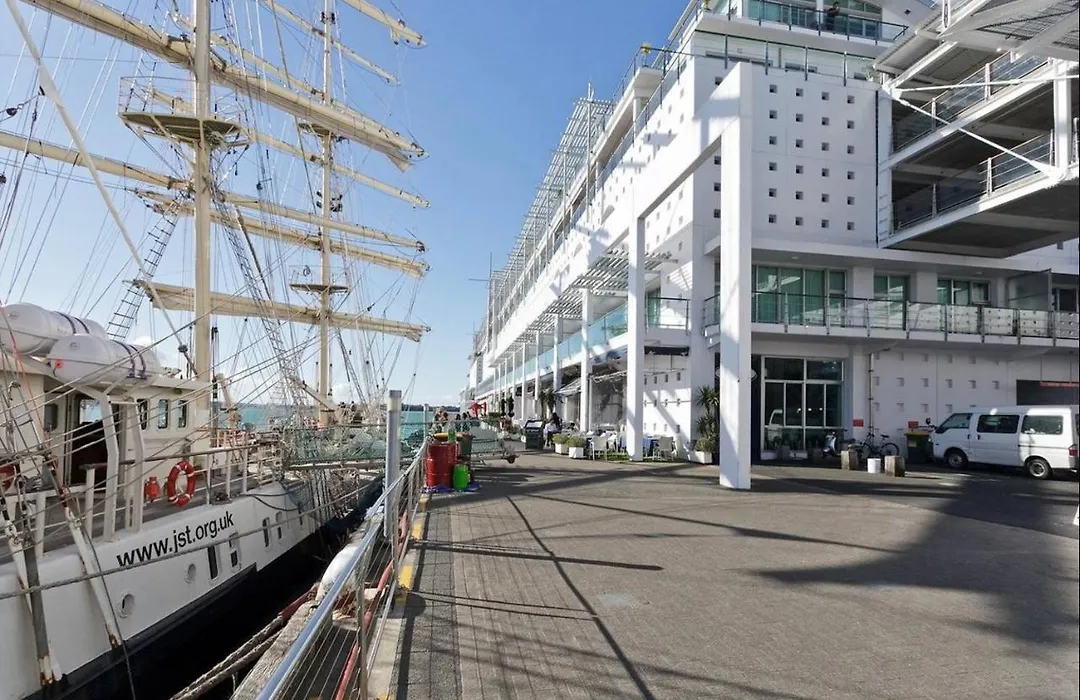 Gorgeous Princess Wharf Apartment W/ Aircon-1
