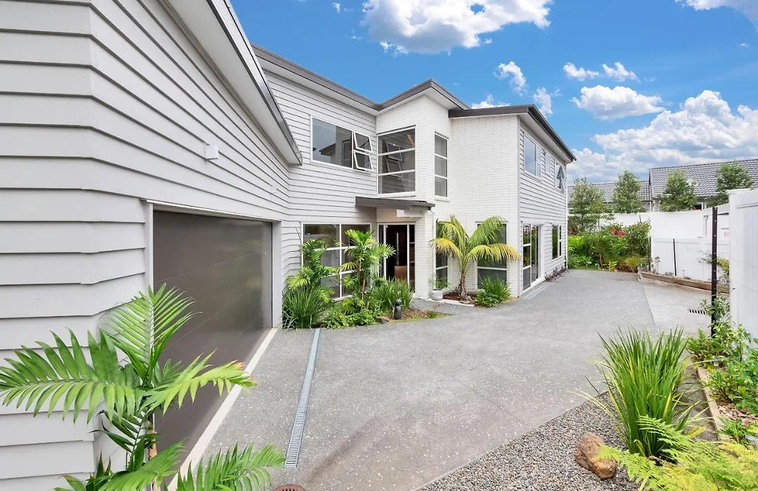 Elegant And Stylish Retreat In Leafy Epsom-1