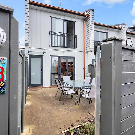Greenwich Townhouse With Parking And Air-Con-2