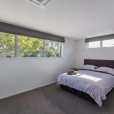 Spacious High Spec Executive Home Garage!-3