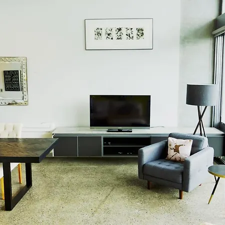 City Fringe Apartment With Sky Tower And City Views-2