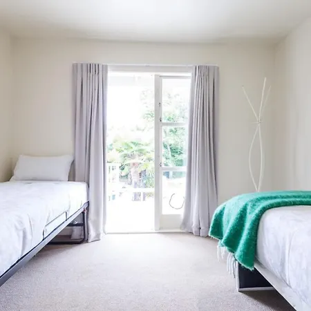 Light-Filled Newly Renovated 3 Bedroom Villa In Remuera-2