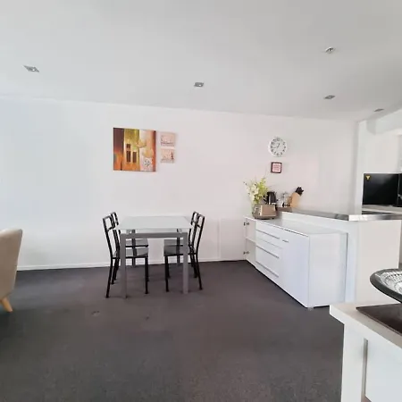 Spacious 2Br Cbd Apartment With Balcony And Kitchen-2