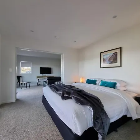Fabulous Castor Bay 1 Bedroom With Views And Skytv-2