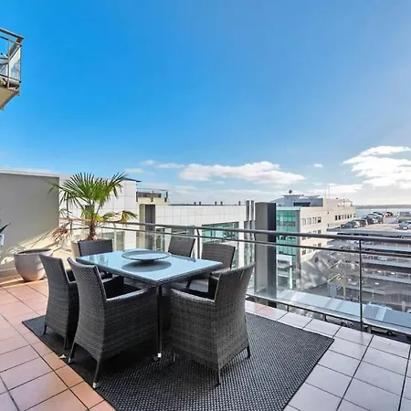 Gorgeous 2Br In Heart Of City Free Parking-3