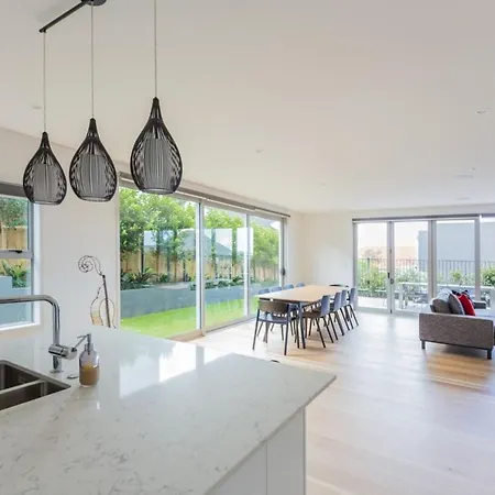 Spacious High Spec Executive Home Garage!-2