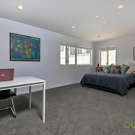 Qv Stays Stunning Downtown Executive Penthouse-2