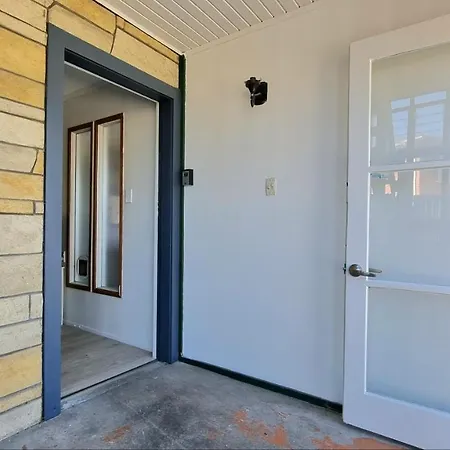 Lovely 2 - Bedroom Unit With Free Parking-3