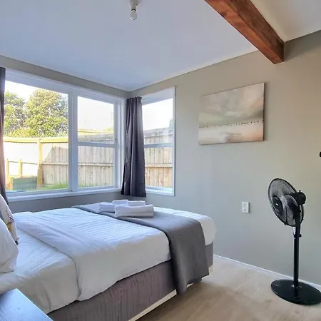 Lovely 2 - Bedroom Unit With Free Parking-2