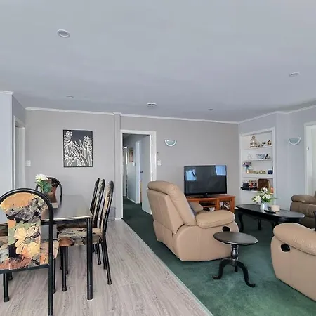 Spacious 4 Bedroom Home With Free Parking-2