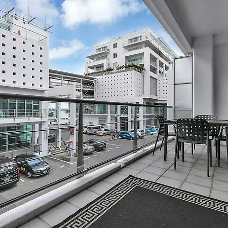 Spacious One Bedroom Apartment On Princes Wharf-2