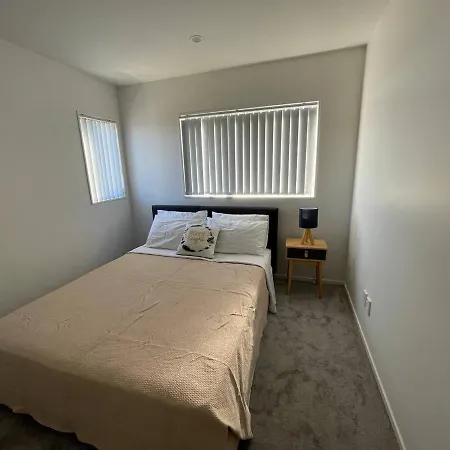4 Bedroom Home Fully Furnished In Papakura, Auckland-3