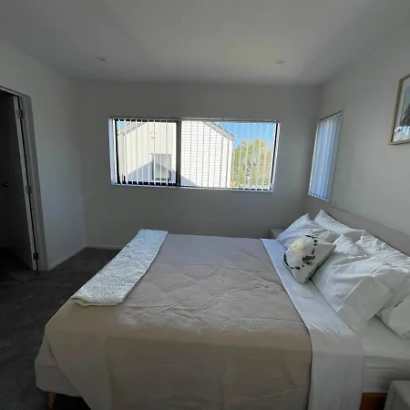 4 Bedroom Home Fully Furnished In Papakura, Auckland-2