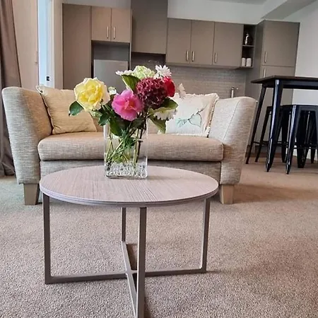 Modern, Central City, Penthouse Floor Apartment.-3